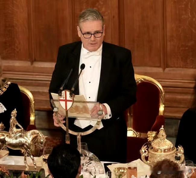 要是有人当面说想和你做生意，转头又说你威胁他安全，你会怎么看？
英国首相斯塔默最