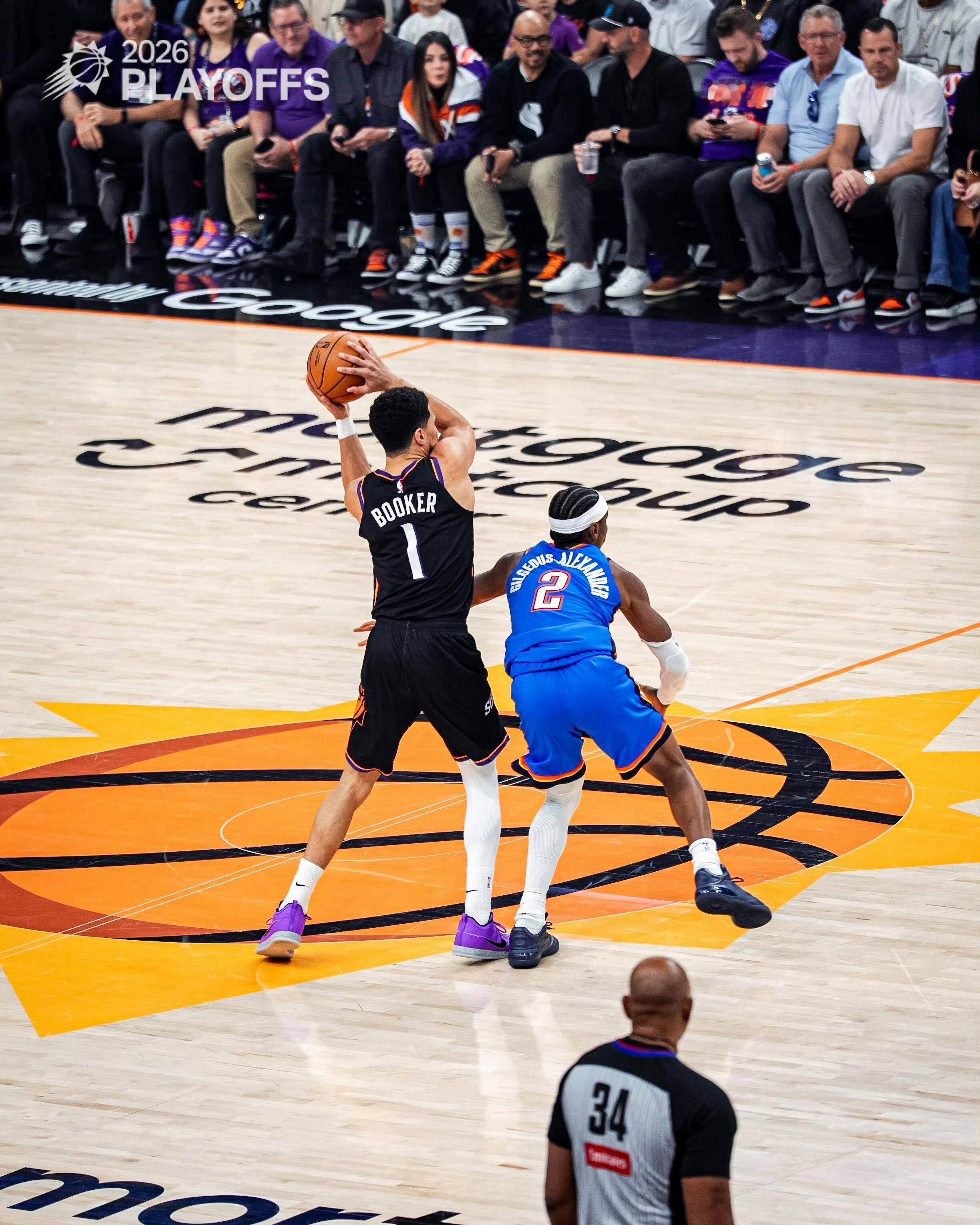 布克被多尔特绊倒，这个伤看起来不是那么吓人。但他还是挺痛苦的目前已经返回更衣室检