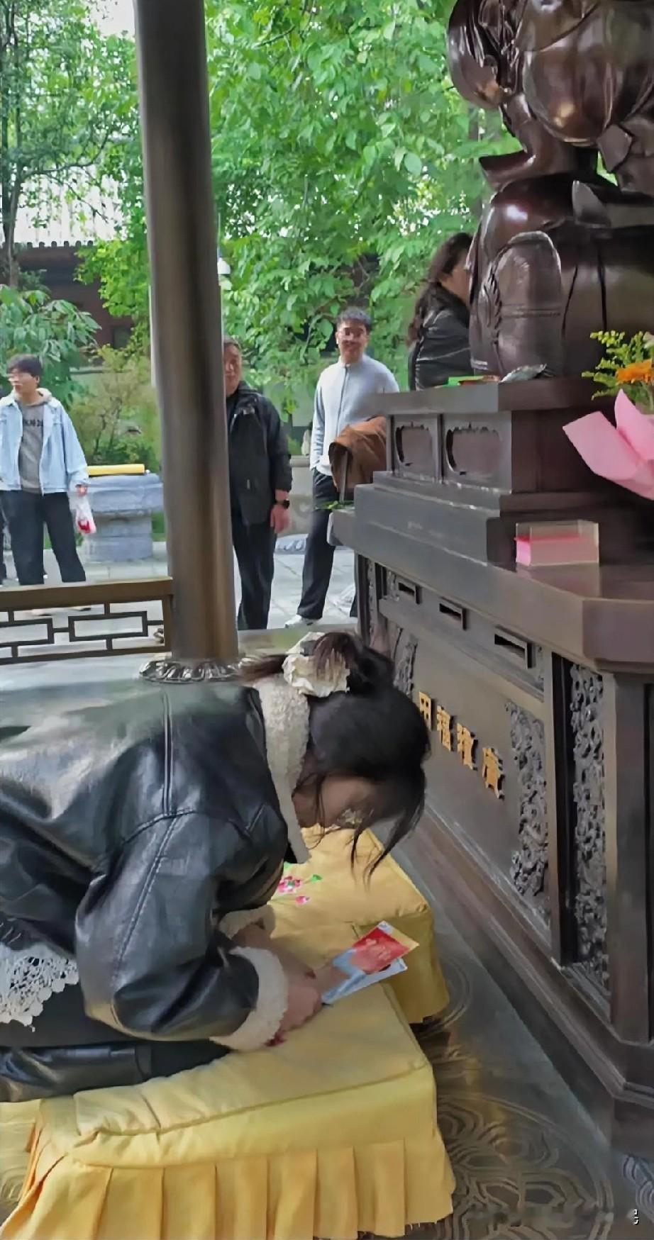 西安大兴善寺，姑娘为了中奖，在佛祖面前开奖。姑娘，你拜错菩萨了，这事归财神爷管，