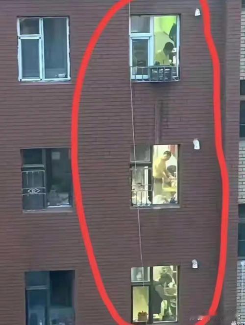 近日，一父亲在屋外透气时，突然看见儿子从楼上坠落，千钧一发之际，他毫不犹豫冲上前