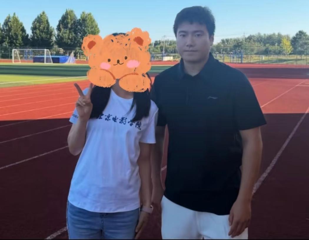 没有参加亚运会的梁靖崑露面了，生活很充实，去了北京电影学院给学生上体育课，女学生