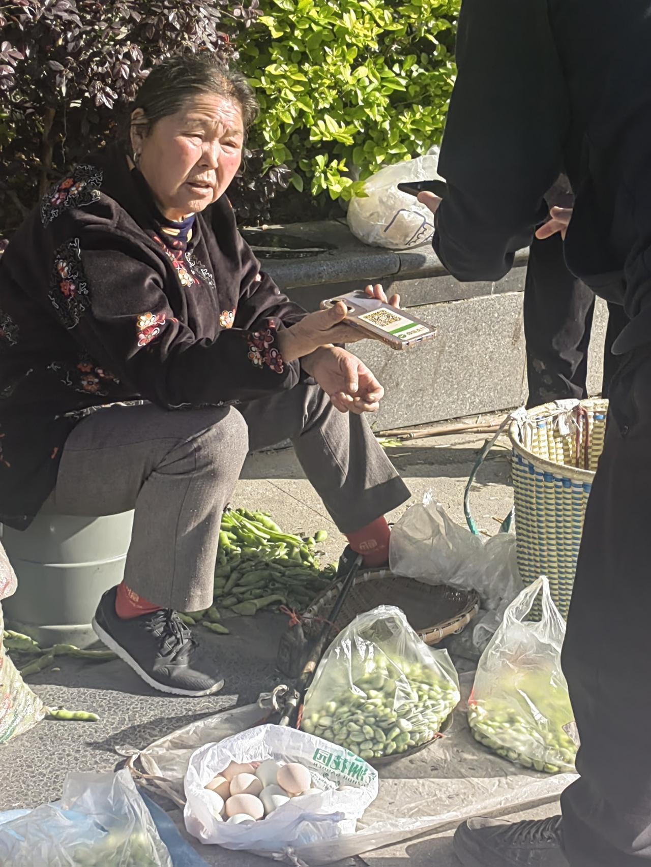 你可别不信
跟男人相处时
一定要少谈爱
少谈感情
更别提感恩
毕竟在男人骨子里