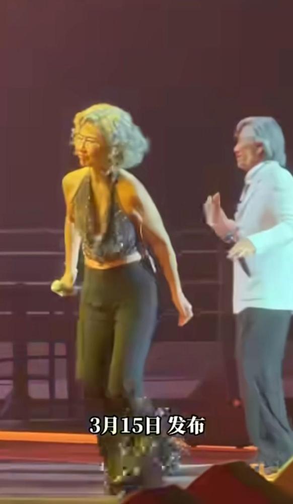 64岁叶倩文露脐装被骂“老妖精”？你只看到表象，没看到她正赚翻！
 
你以为她在