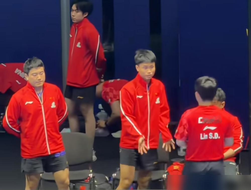 林诗栋心态崩了，王皓却抱胸不动，周启豪直接绕过他上去指导！
你没看错，决胜局6