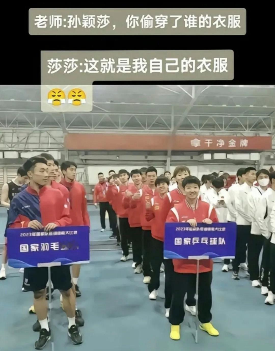 谁家的小显眼包又出来啦，这衣服一穿，也太有喜剧效果了，哈哈哈哈哈 ​​​