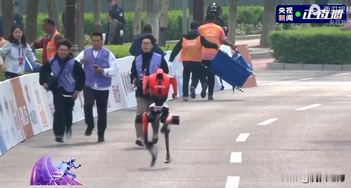 48分19秒！机器人“闪电”完赛， 超人类半马世界纪录。
目前人类男子半程马拉松