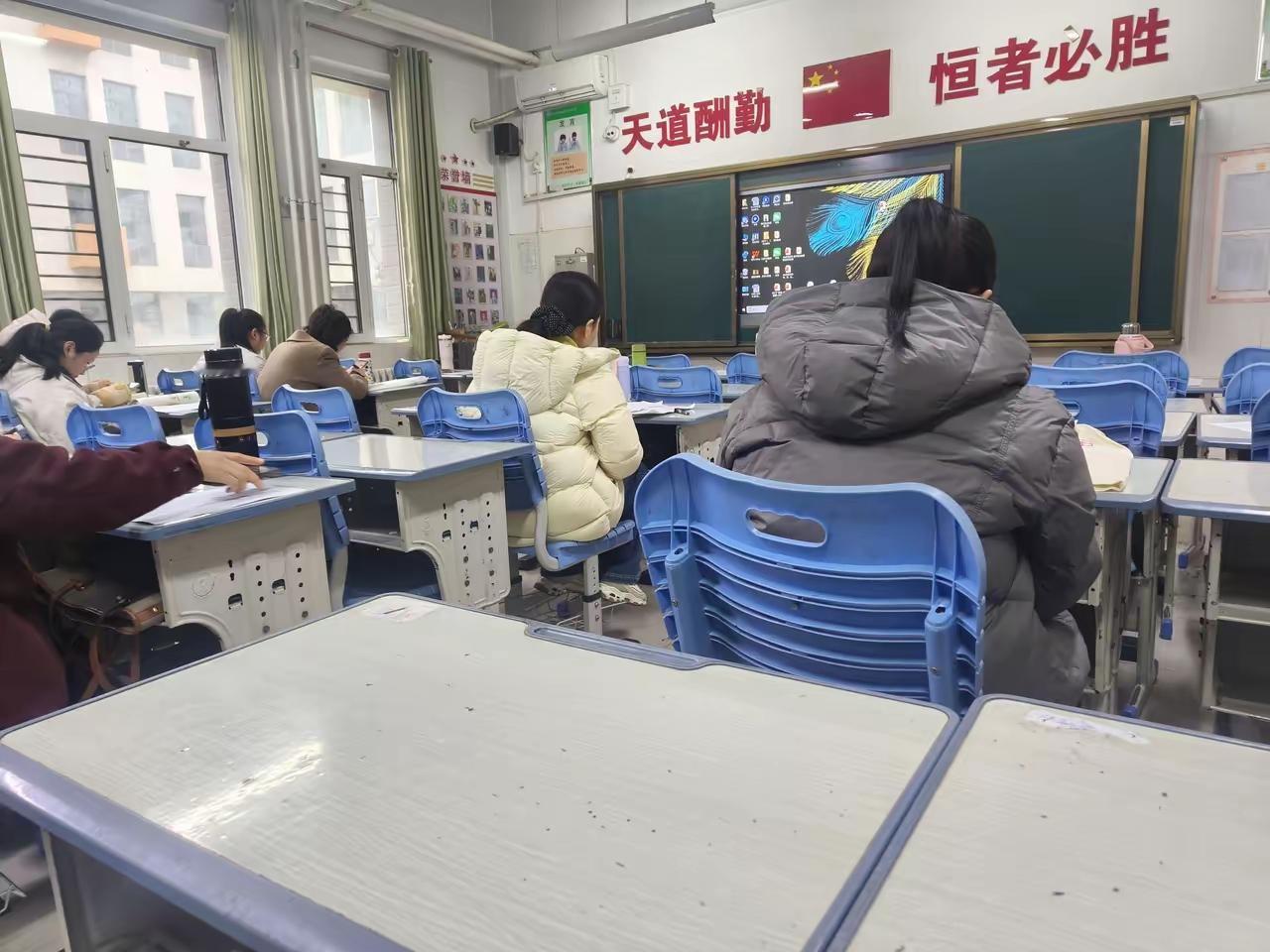 上次参加一个教室培训竟然找不出第3男老师？教师群体的现状 不仅在中小学，女教师占