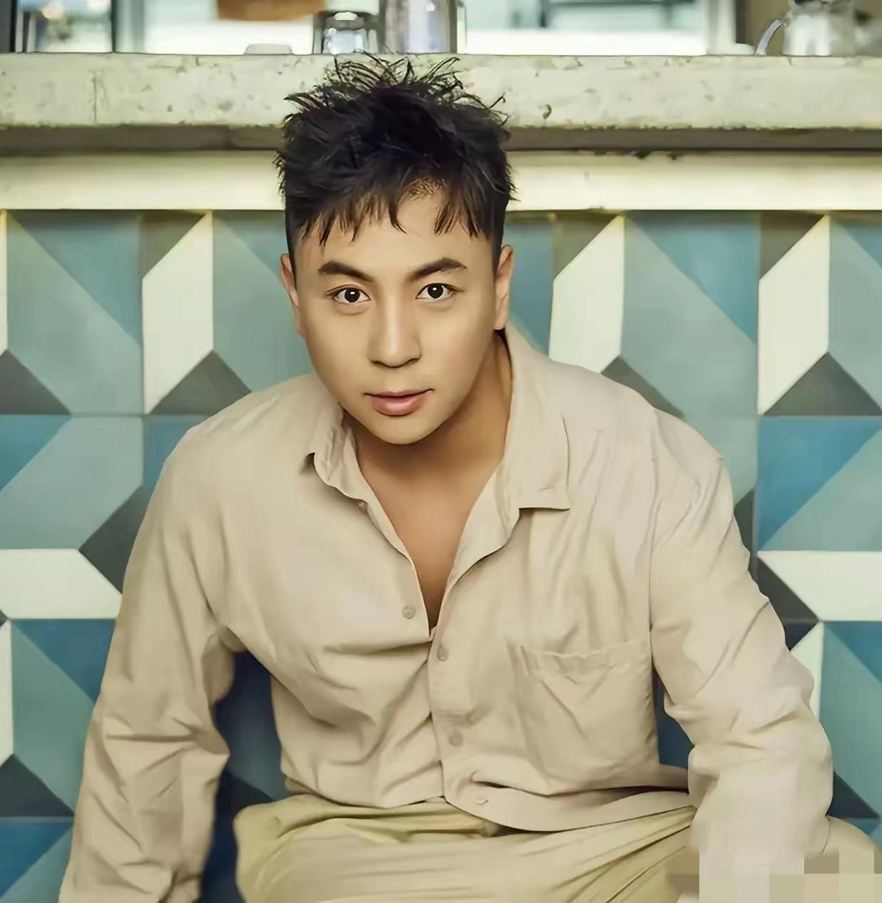 释小龙淡出娱乐圈根本不是无戏可拍，而是压根不想靠拍戏讨生活。

他家坐拥大型少林