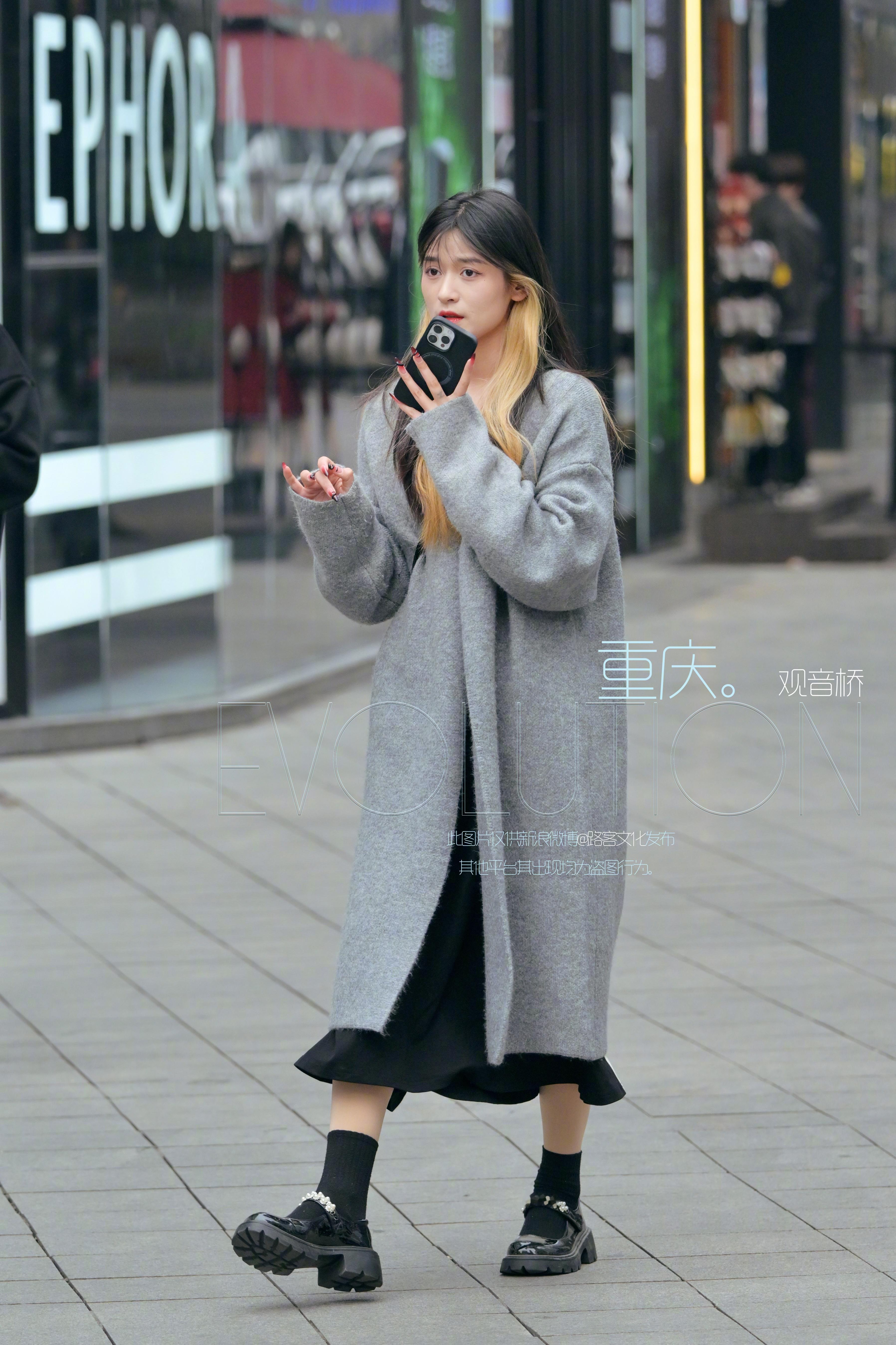 今年染发好像都喜欢染耳朵内侧的一撮哈？ ​​​