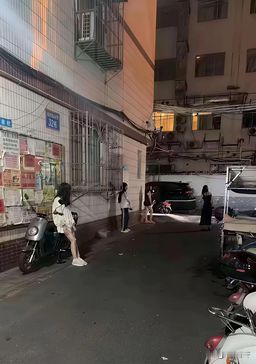 不懂就问，这么年轻漂亮的小姐姐，站在这里干嘛？