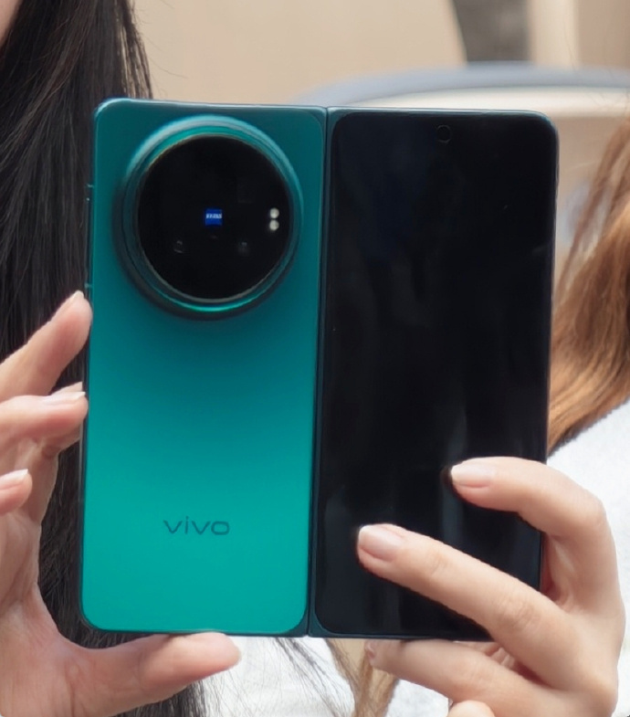 客观的来说，vivo X Fold6这个配色真的很好看；初看很亮眼，越看越好看。