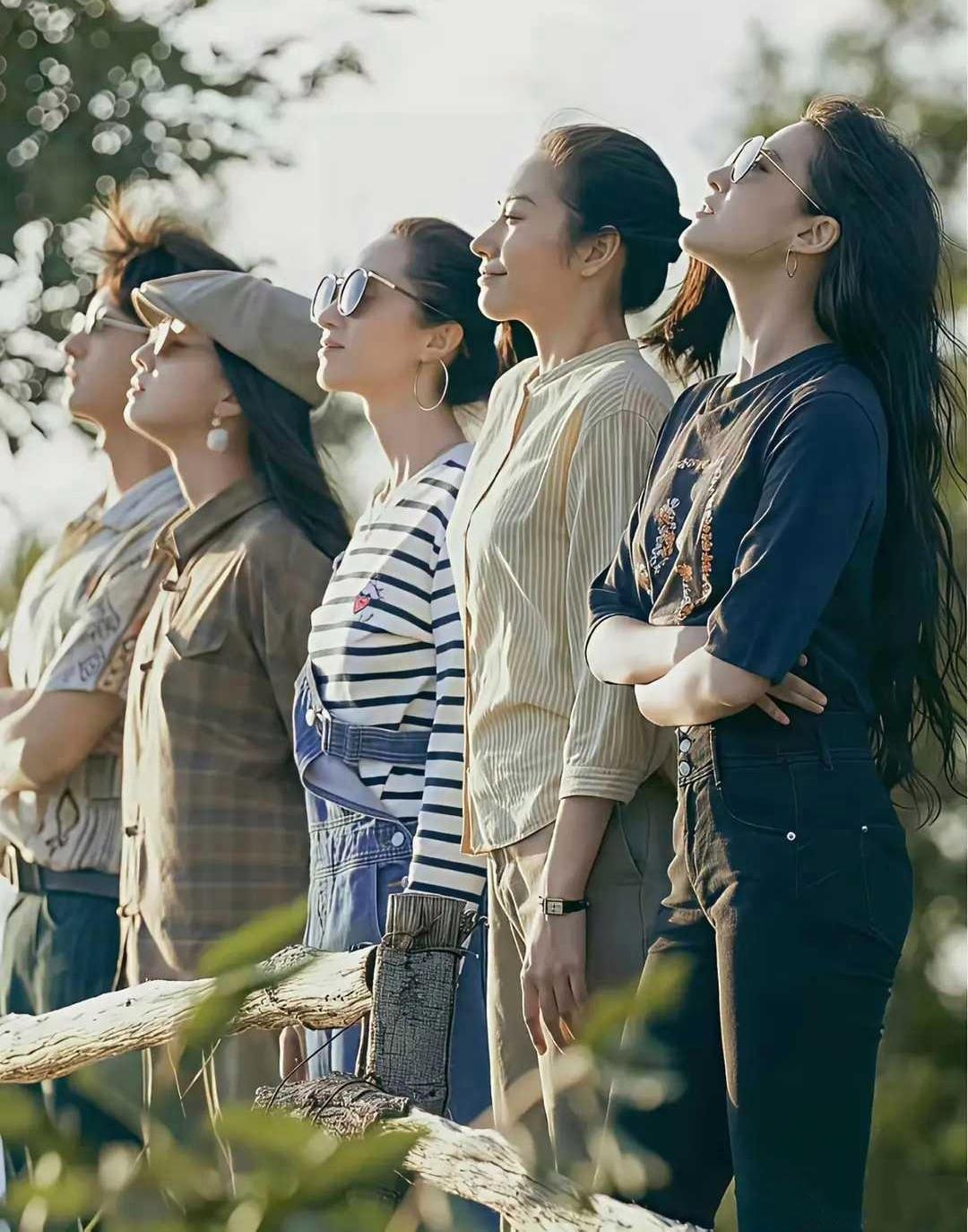 五星同框：我只认出了最右侧青丝如瀑、皓肤如玉、妍姿灼灼的刘亦菲与细眉飞扬、琼鼻秀