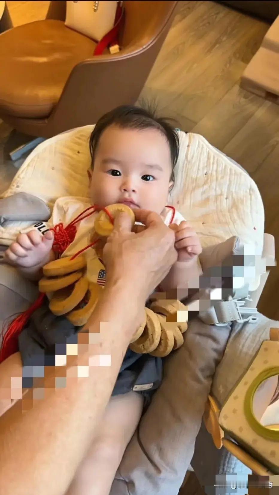 太幸福！汪宝湾湾办四月收涎礼，全家宠成宝，眉眼越来越像张兰！ 