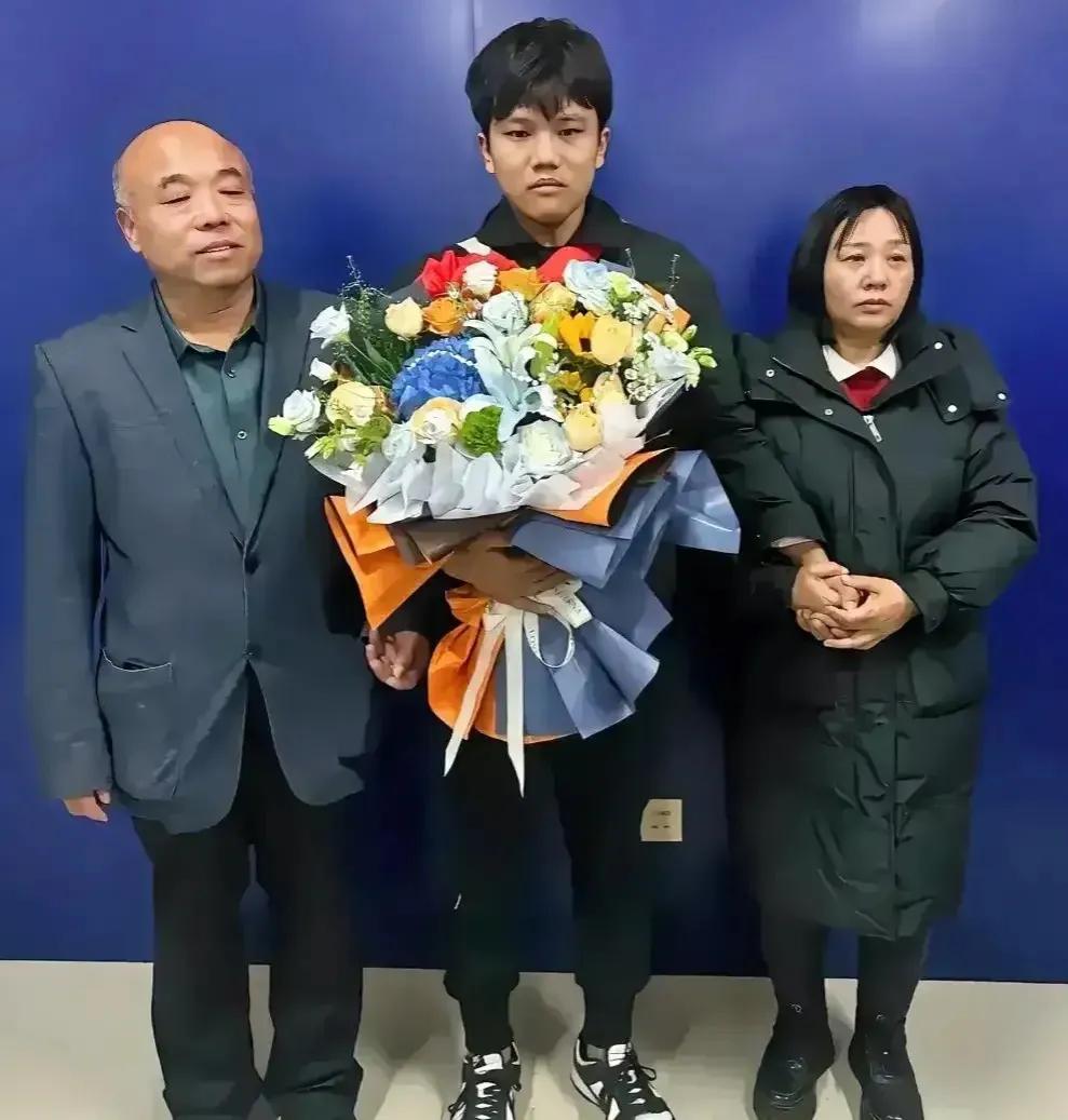 全网都在为解清帅回家高兴，我却透过这场“亿万富翁寻亲”的事件，看到了两大悲哀：第