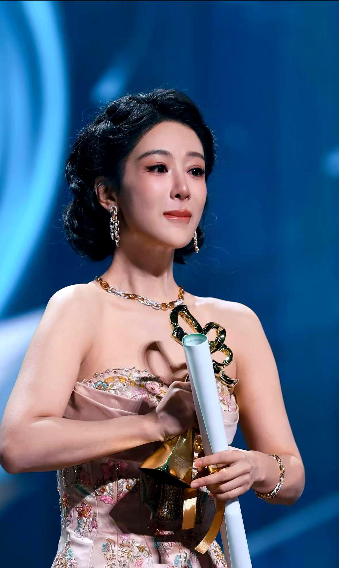 杨紫拿白玉兰这事，真有那么“水”吗？
看完台下这些人的反应，很多人估计会把嘴边的