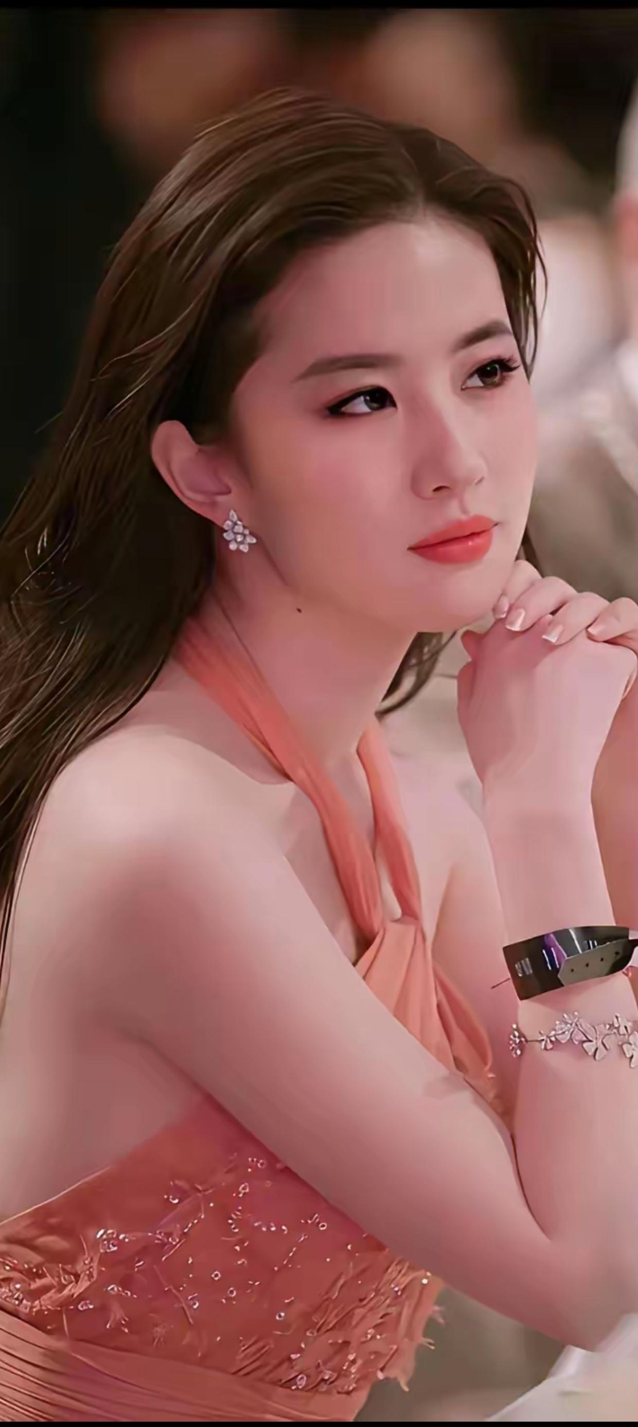 “红袖添香夜，美人倚栏看”，短短一句，勾勒出一幅绝美画面。想象在静谧的夜晚，屋内