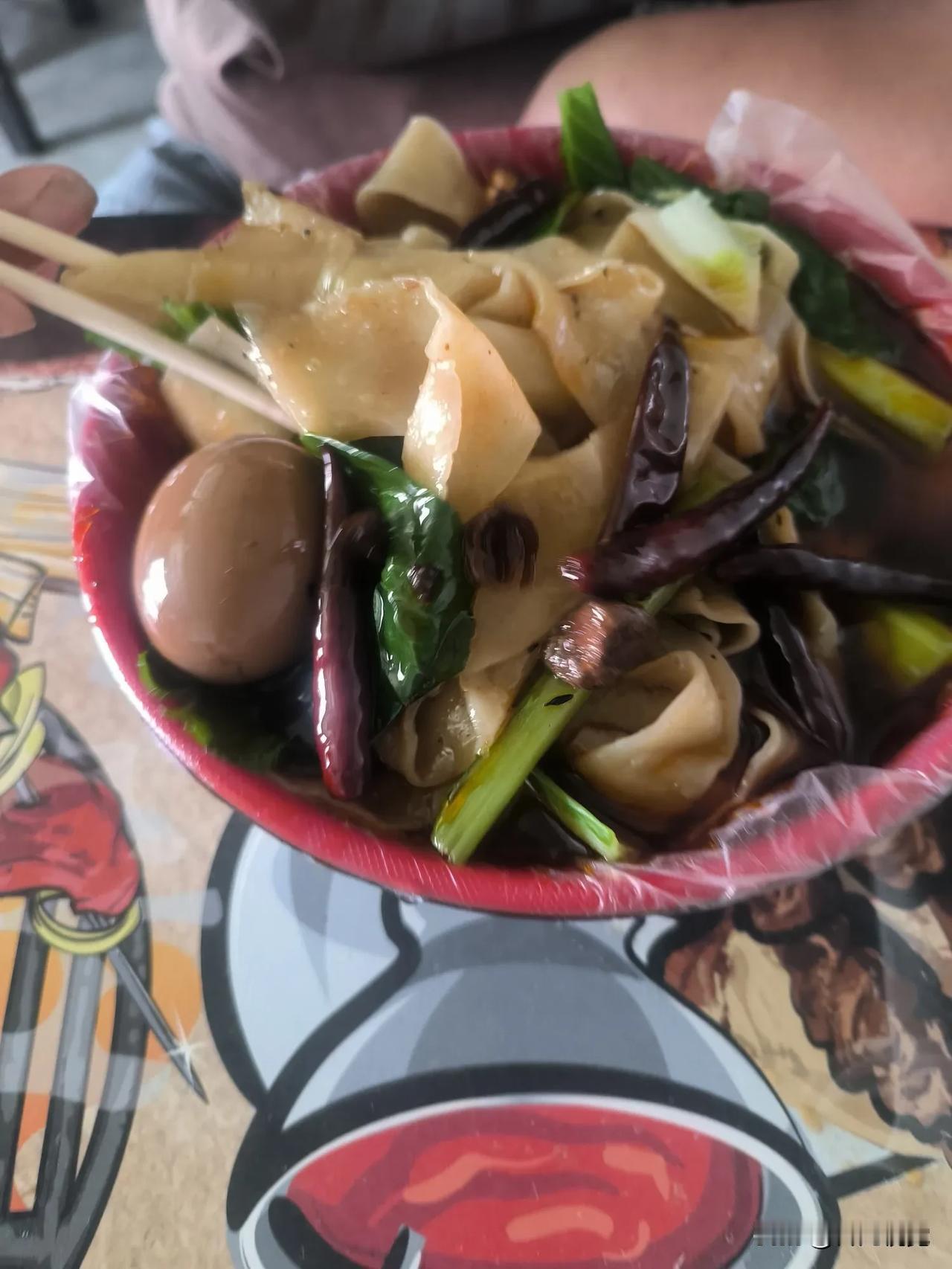 前几天赶鹿泉南铜冶大集，看到集上一家面馆挺火的，就专门去尝了尝。

这家面馆不大