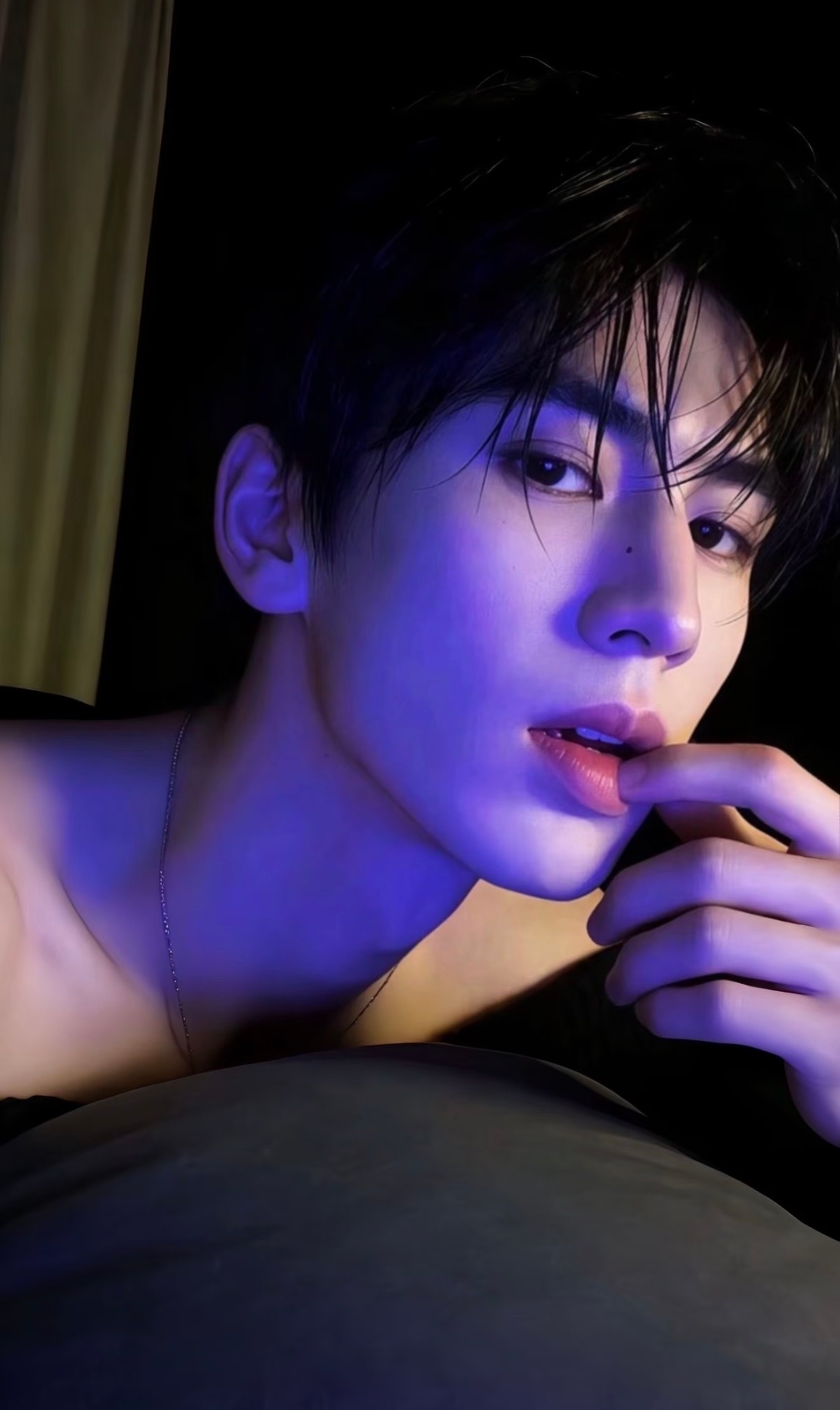 张凌赫人气真的太旺了，下午才来，但现在壹方城就已经人山人海挤不下了今天周五，张凌