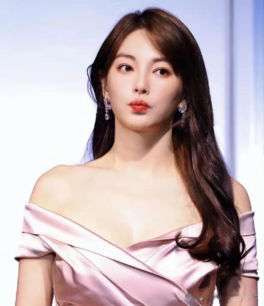 确实是杠上了。张雨绮一撒谎，葛晓倩就出来锤她。你看，张雨绮雇水军说晒过出生证明，