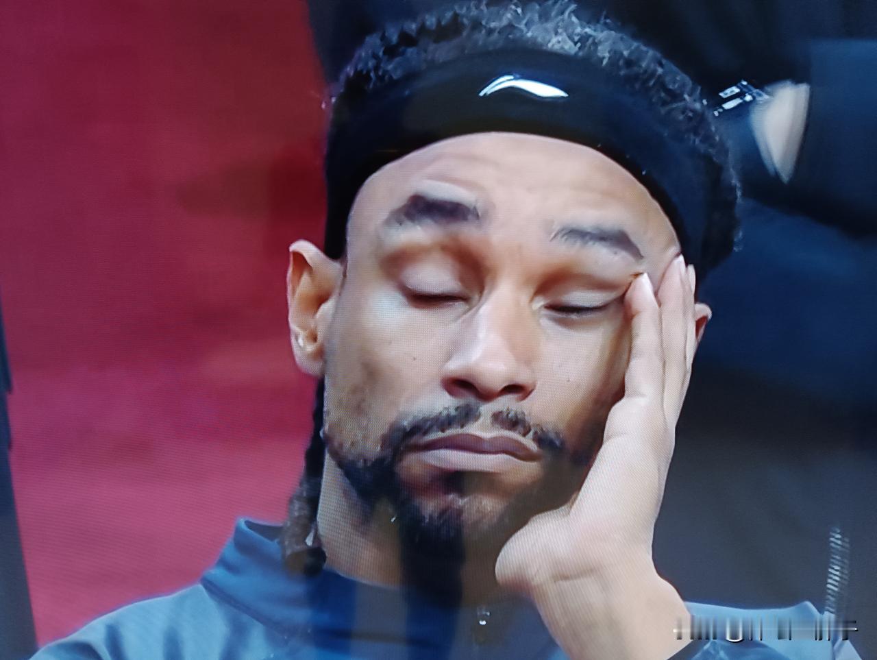 萨林杰不灵了，萨林杰装睡了。毫无疑问，萨林杰和上赛季广东队出现的莫兰德一个结局，