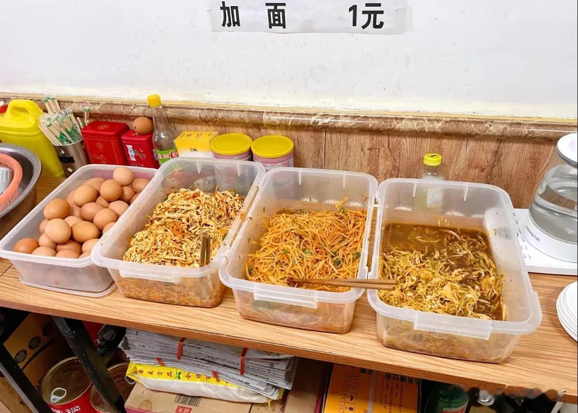  20多年了，这家藏在天山区南门附近，一个居民小区里面的臊子面馆，每次去都是人山