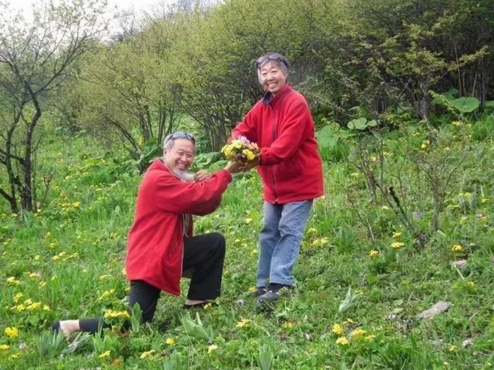 1996年，51岁女子身患癌症晚期，医生摇摇头：“顶多能活3年！”丈夫咬牙跺脚：