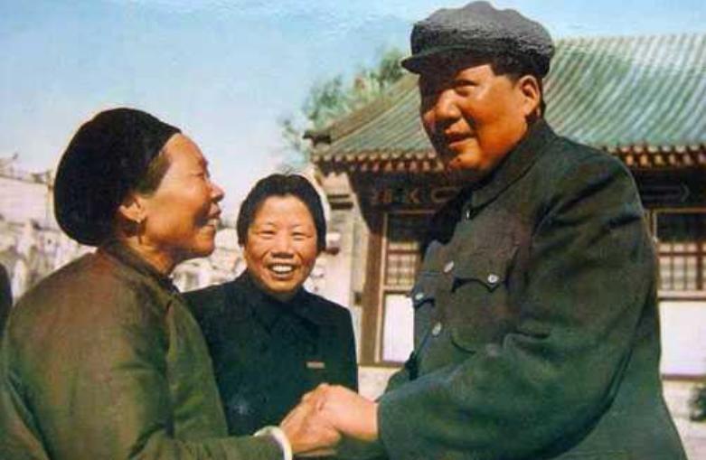 毛主席1953年宴请邓芳芝时，为什么会对她说我们都是烈士家属？背后有什么故事吗