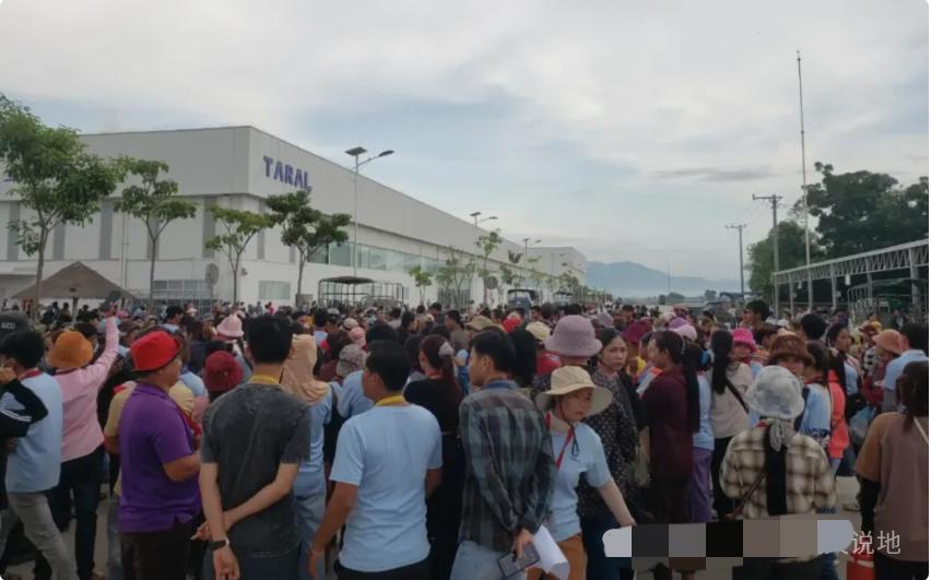 柬埔寨一中资制衣工厂7000人罢工，起因1分钟10美金的罚款措施。这家位于柬埔寨