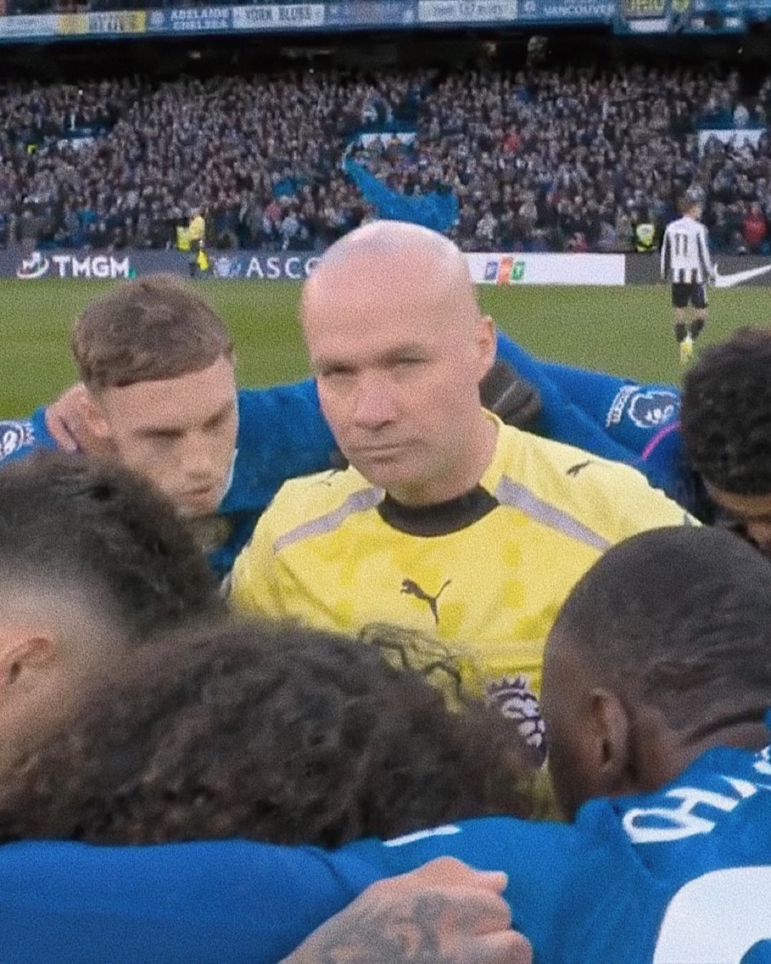 看到裁判出现在切尔西赛前围圈里，我整个人都懵了 😅切尔西0比1纽卡斯尔联英超联