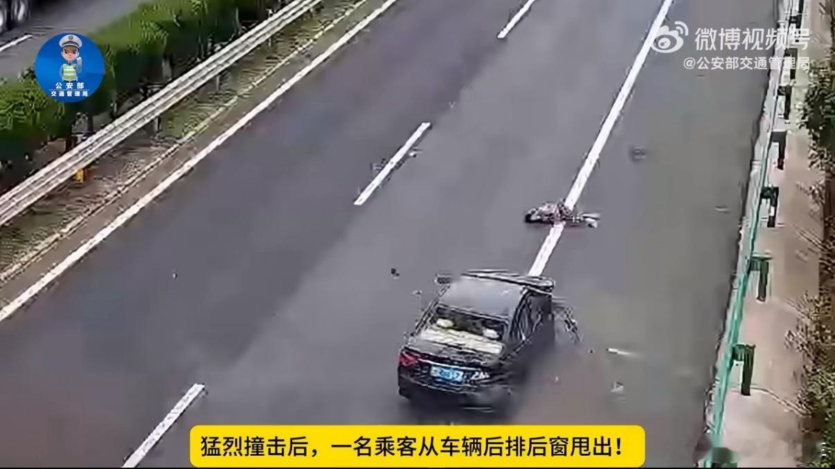 小车突然爆胎后排女子被甩出车窗我开车时第一件事就是提醒其他座位上的家人朋友系上安