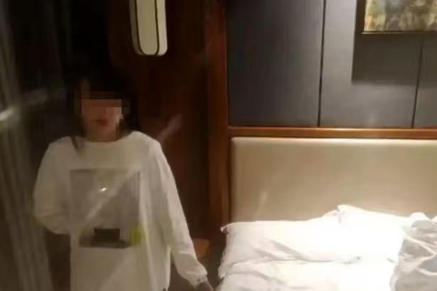 湖南一位七旬大爷，

揣着1万块去银行存钱。

半路遇到个女子，谈好20块钱的交