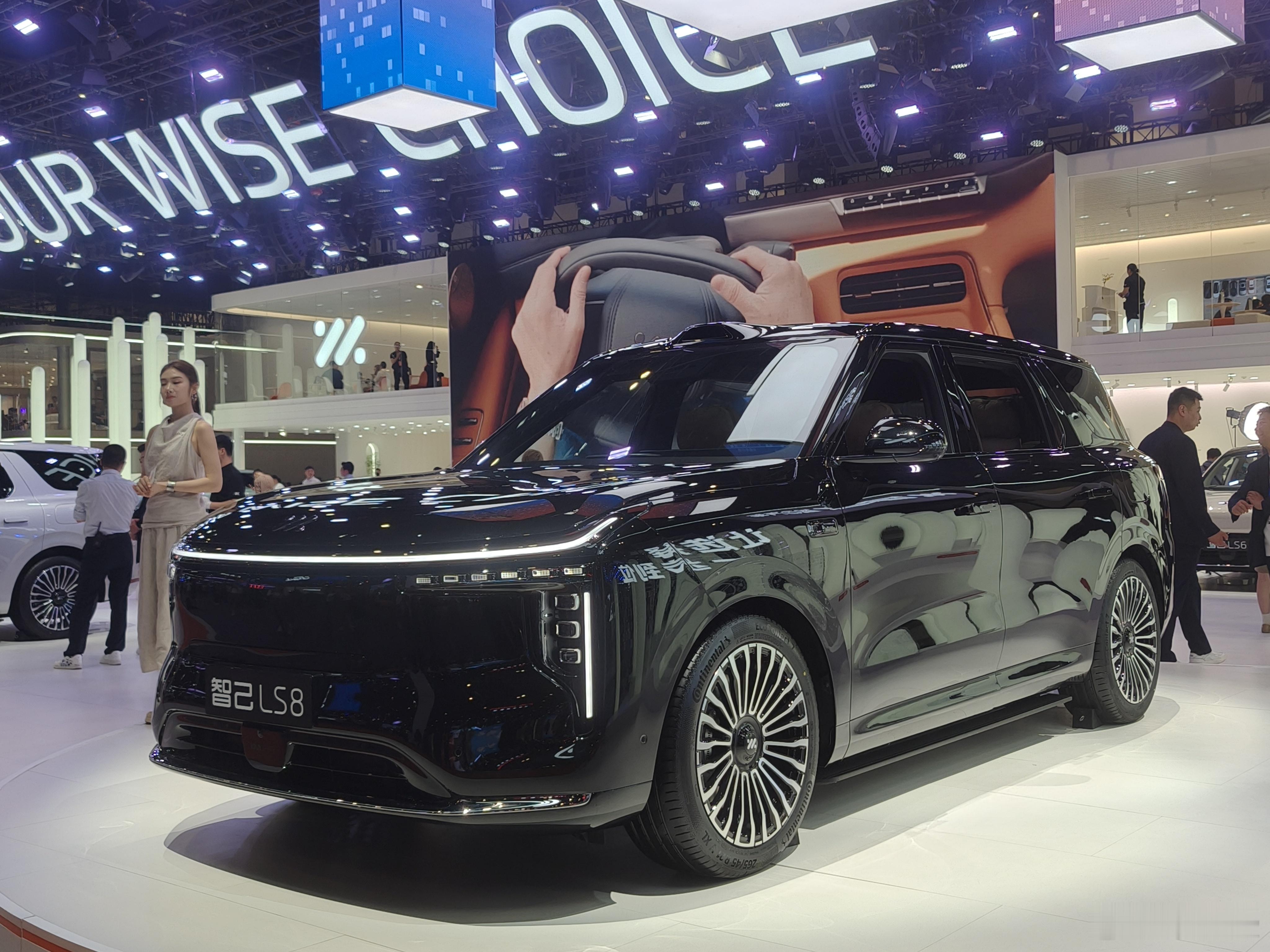 2026北京车展 智己LS8实车质感太顶了，作为一台全尺寸豪华SUV，车身线条简