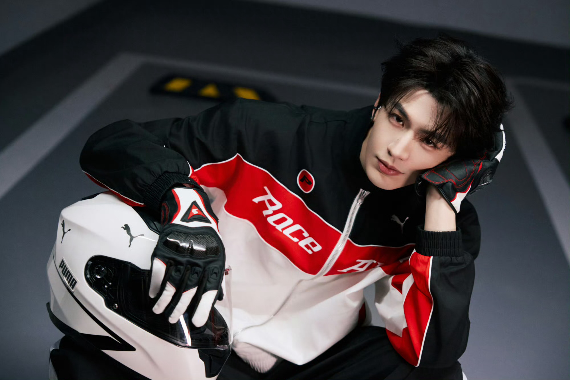 张凌赫✖️Puma 活动造型大片 赛车服好帅！！张凌赫赛车服