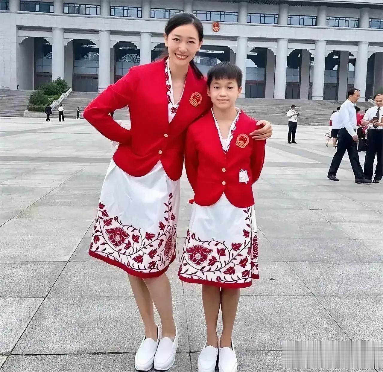 全红婵的师傅原来是她，一直以为是周继红呢，今天长知识了[捂脸]。她是谁？我不知道
