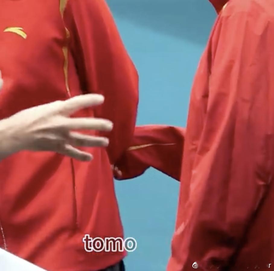 #樊振东采访时牵着马龙的袖口# 我了个齐德龙东强啊，怎么……怎么……怎么有点好嗑