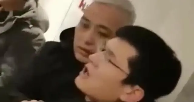 物业被指带不明人员上门打伤业主，当事人：我老婆被踹倒，当场昏厥，物业：曾因车位问题