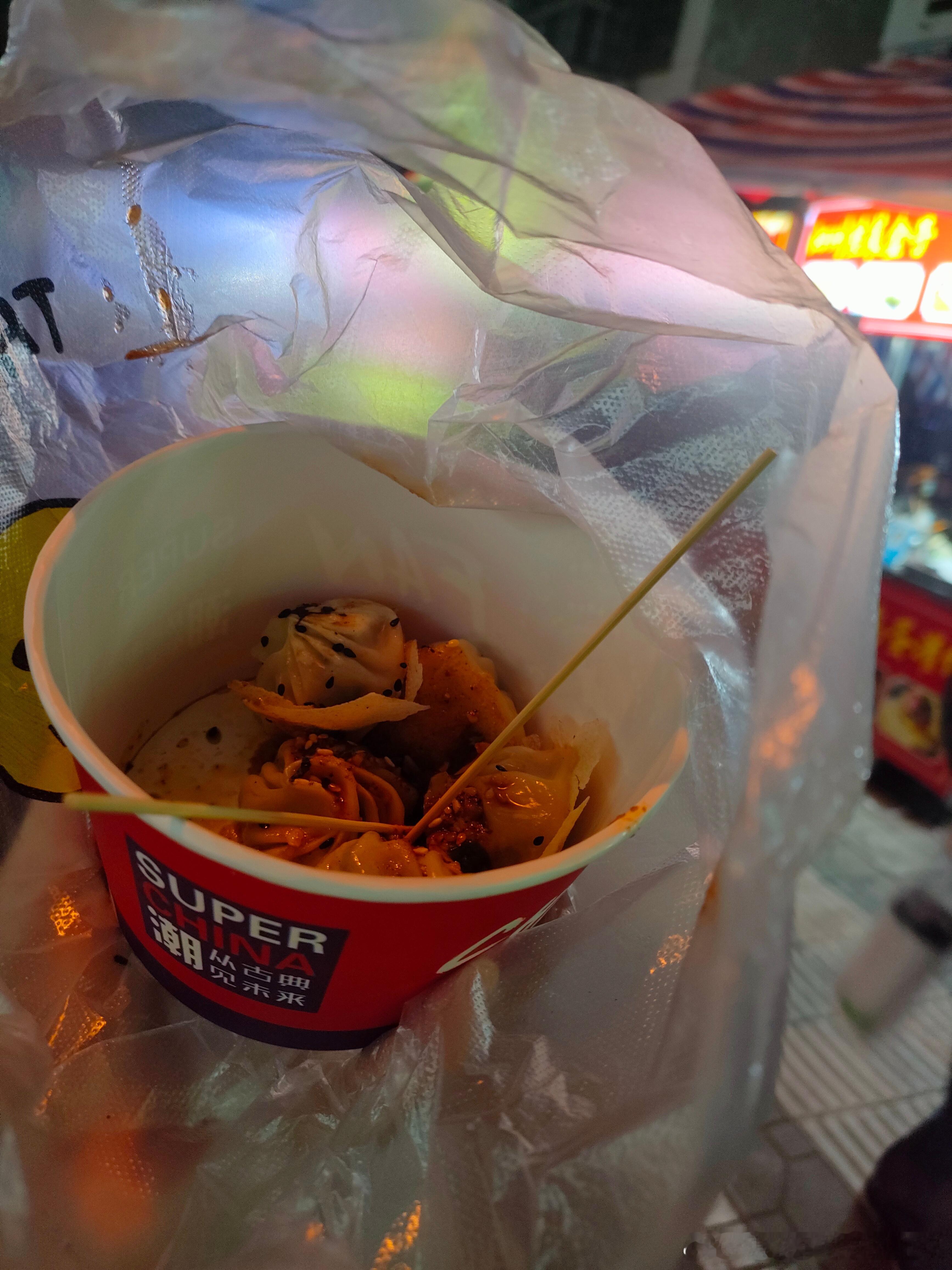 做完作业伺候完患者就跑出去买好次的了[嘻嘻]这个拇指生煎包不错，十块钱十二个，价