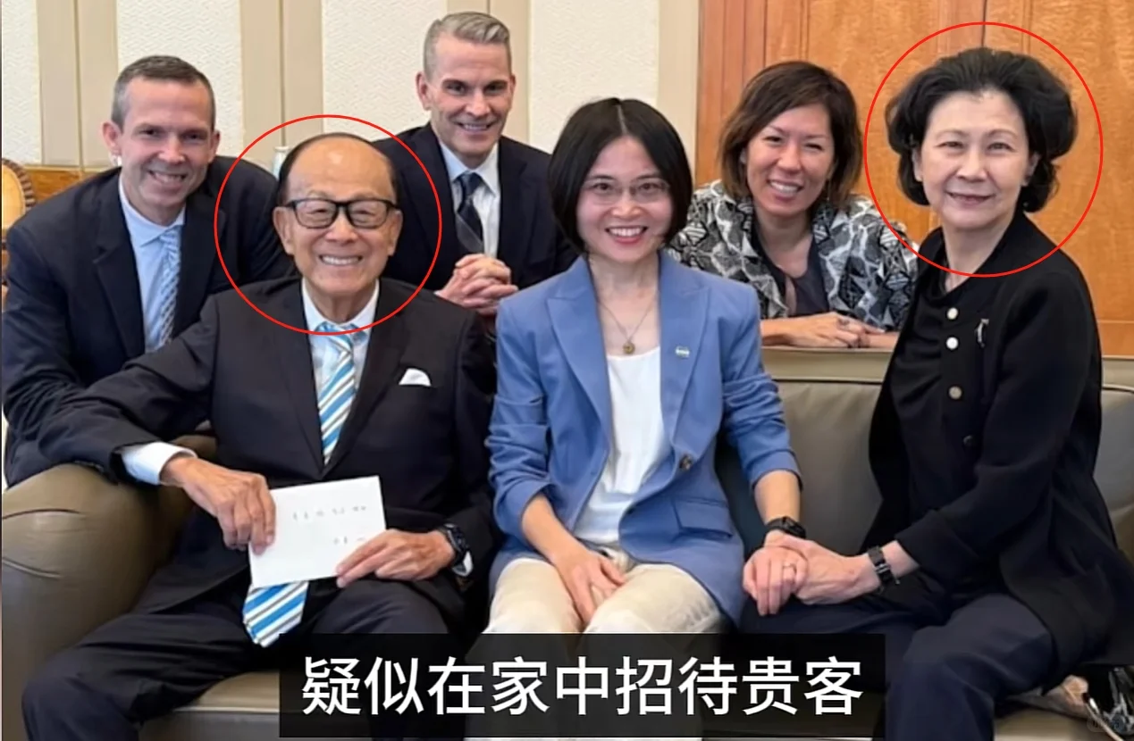 94岁的李嘉诚和64岁的女朋友周凯旋，共同在家中招待客人。只见周凯旋把...