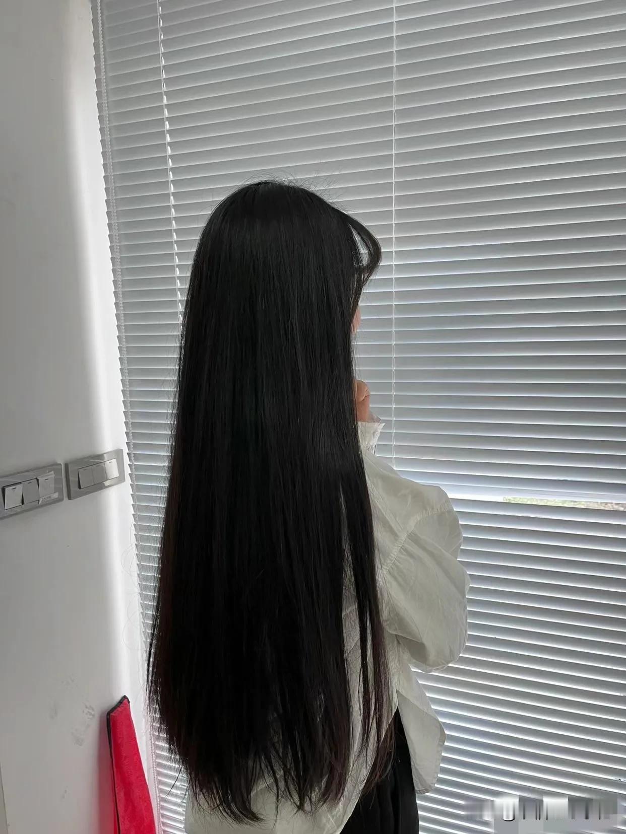 头发长的好处就是，夏天可以防晒，冬天可以当围脖，心情好可以玩头发；就是吧，打理起