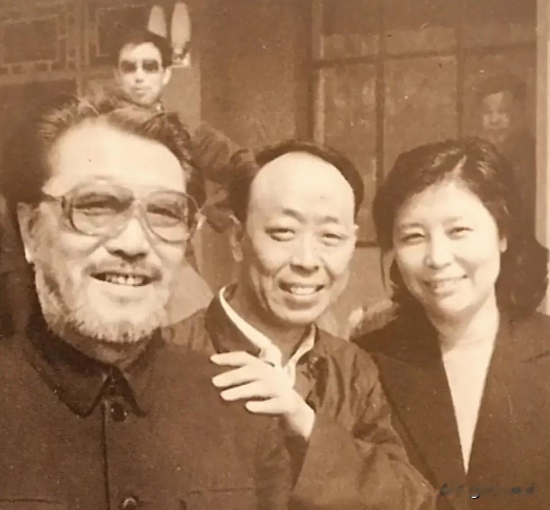 图一左右两位演员，在1981年出演了上影厂拍摄的获奖影片《喜盈门》，分别饰演爷爷