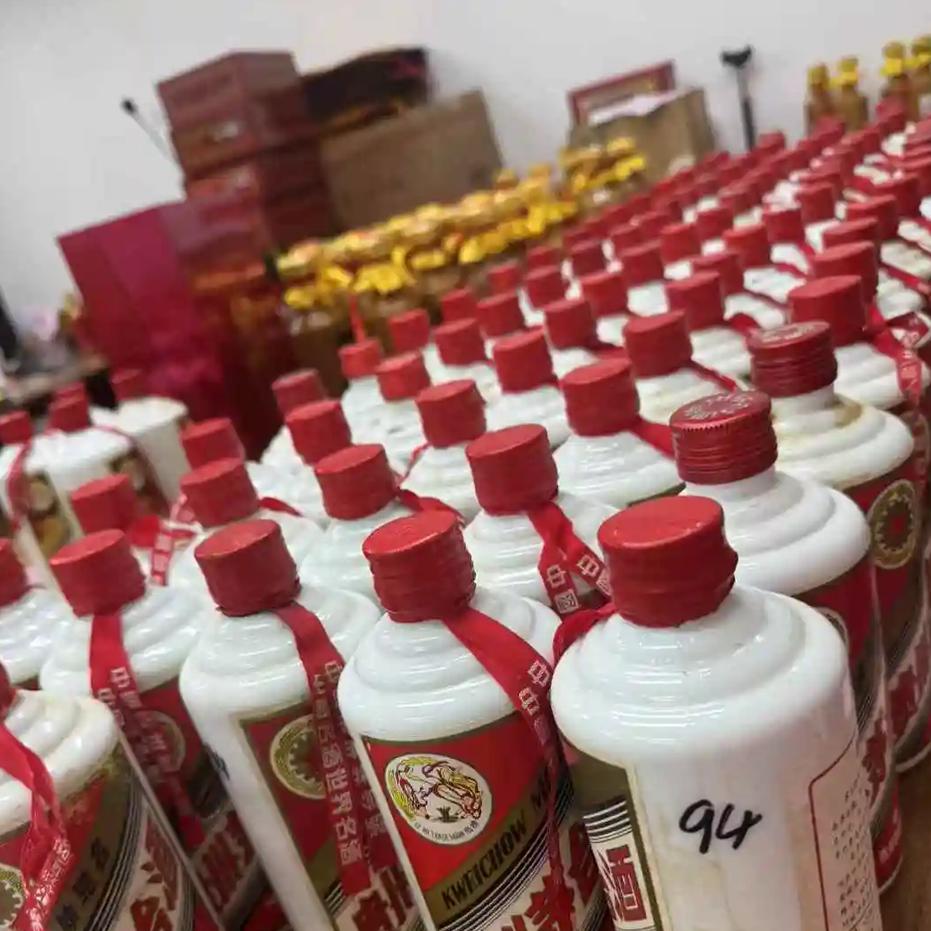 浙江舟山的小李通过微信结识售酒人汪某，先以1900元/瓶的价格购买12瓶试喝，自