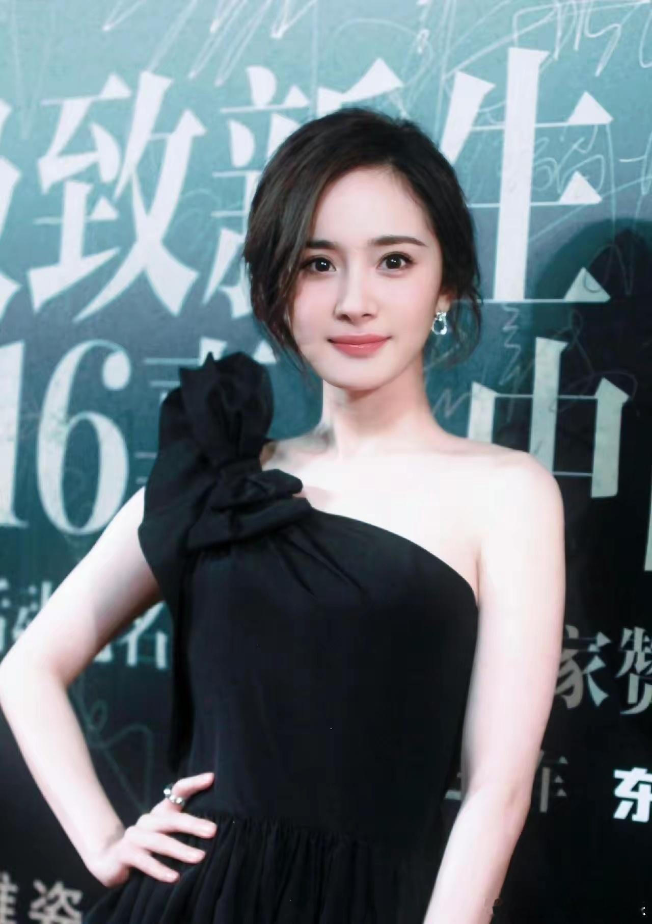 你不得不佩服杨幂，已经快40岁的年纪，不管是同期女演员，还是男演员，她的热度大到