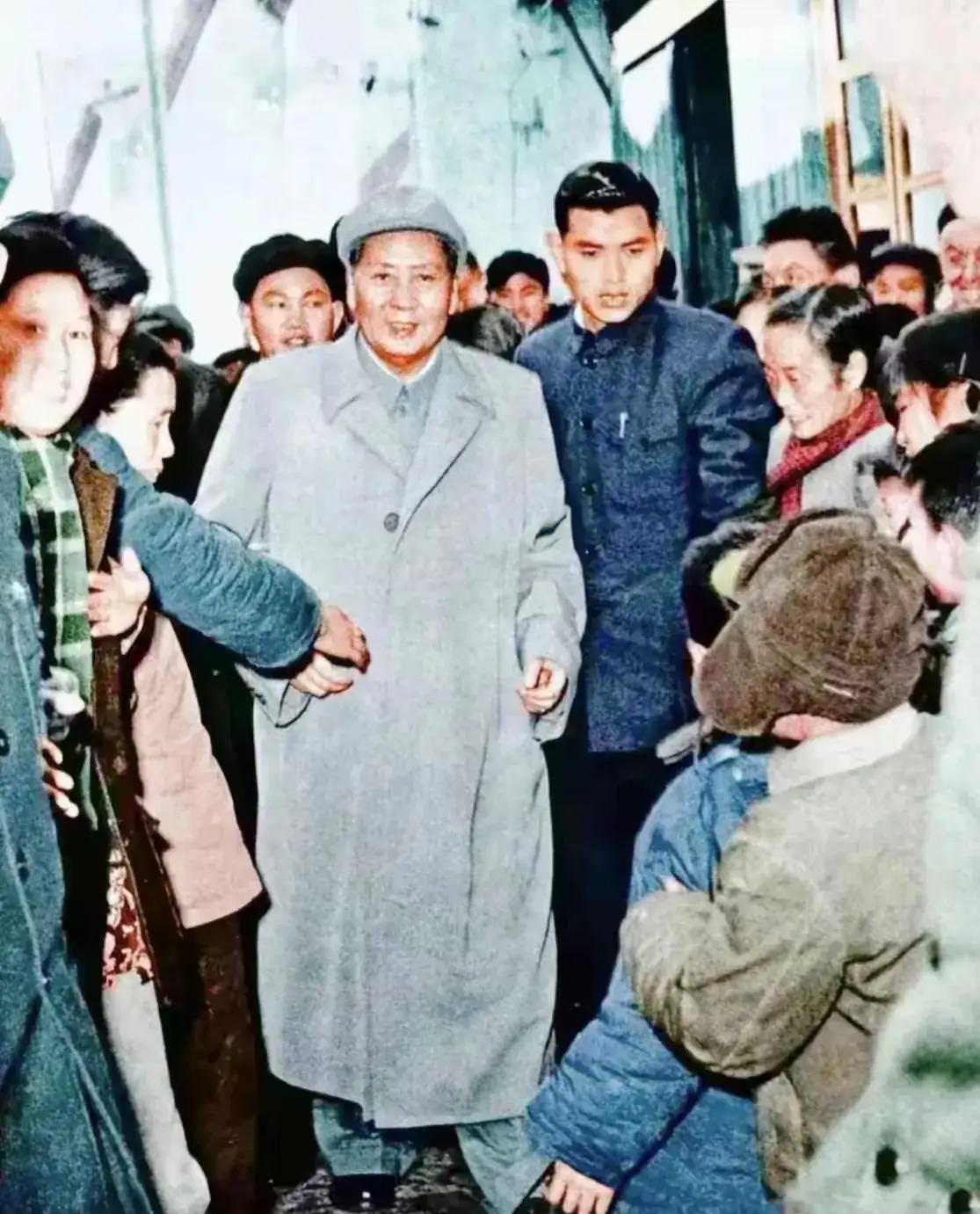 人民群众团结起来，
试看天下谁能敌…！