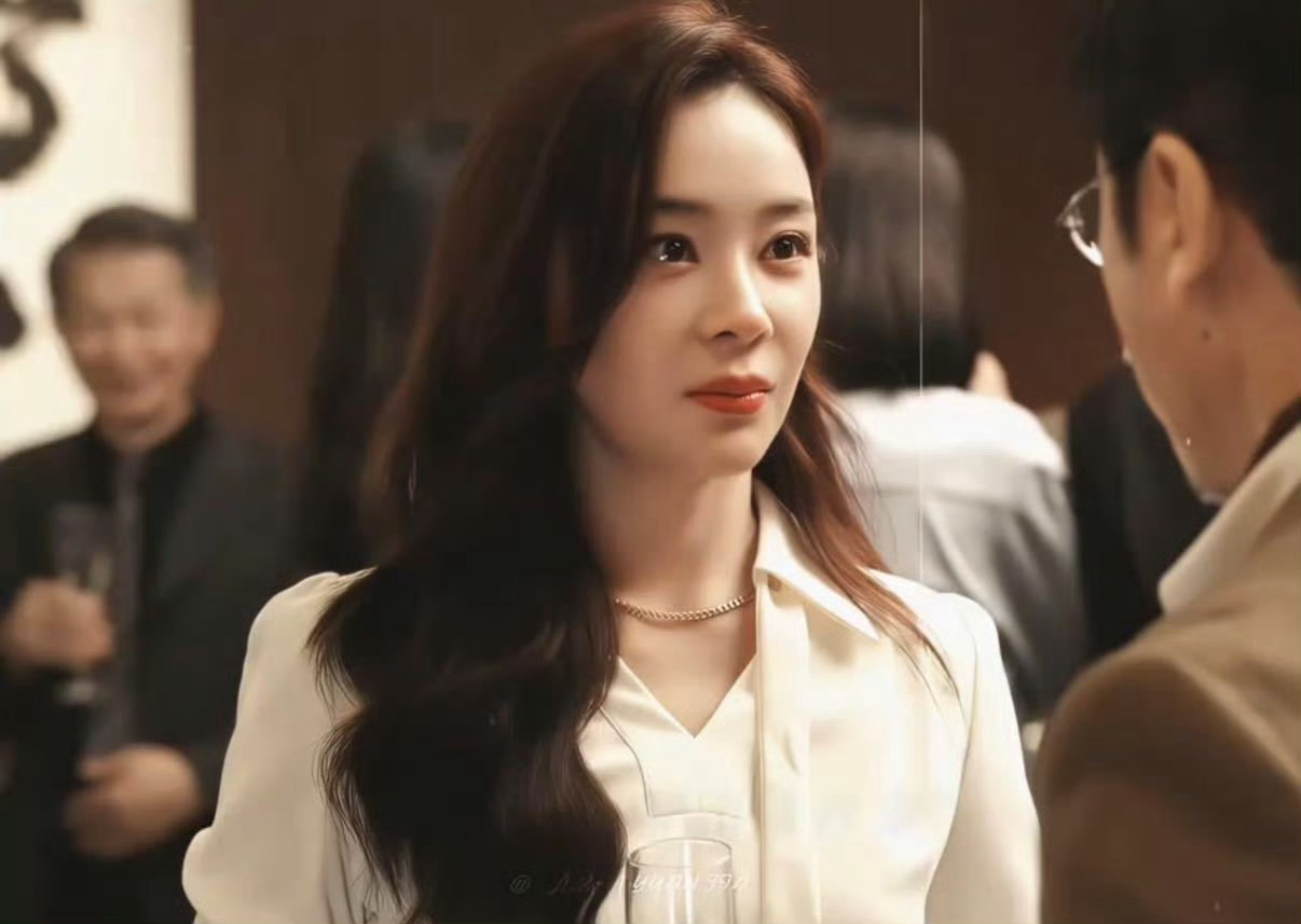 被嫌弃的味道成了一生的刺 她用精准的计算包裹自己，用疏离感筑起高墙。不是因为天生