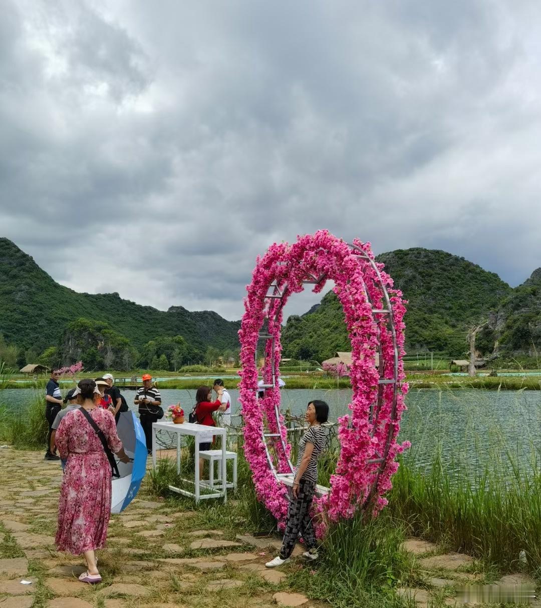 情感语录情感语录 爱情可以轰轰烈烈，但婚姻却需要细水长流。年轻时以为心动就是一切