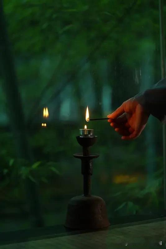 懒向尘寰问俗流，
孤怀自与白云游。
青灯一盏甘如蜜，
黄独三餐淡亦悠。
未羡笼鸡