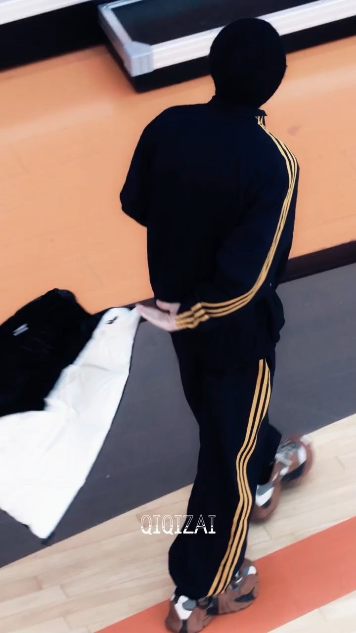 脱羽绒服这下好帅啊啊啊啊给他一个那种遇到跟踪变装脱困的剧情好吧（cr📕七～七仔