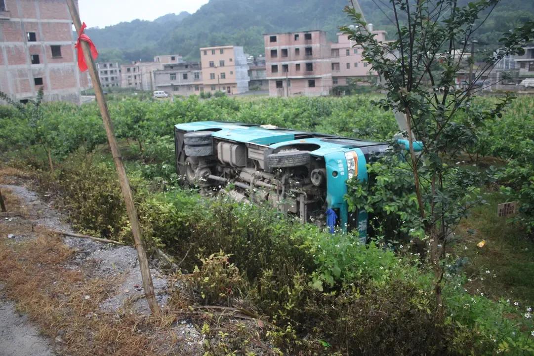 广西客运大巴侧翻事故敲响安全警钟

近日，一起令人痛心的交通事故在广西境内发生，
