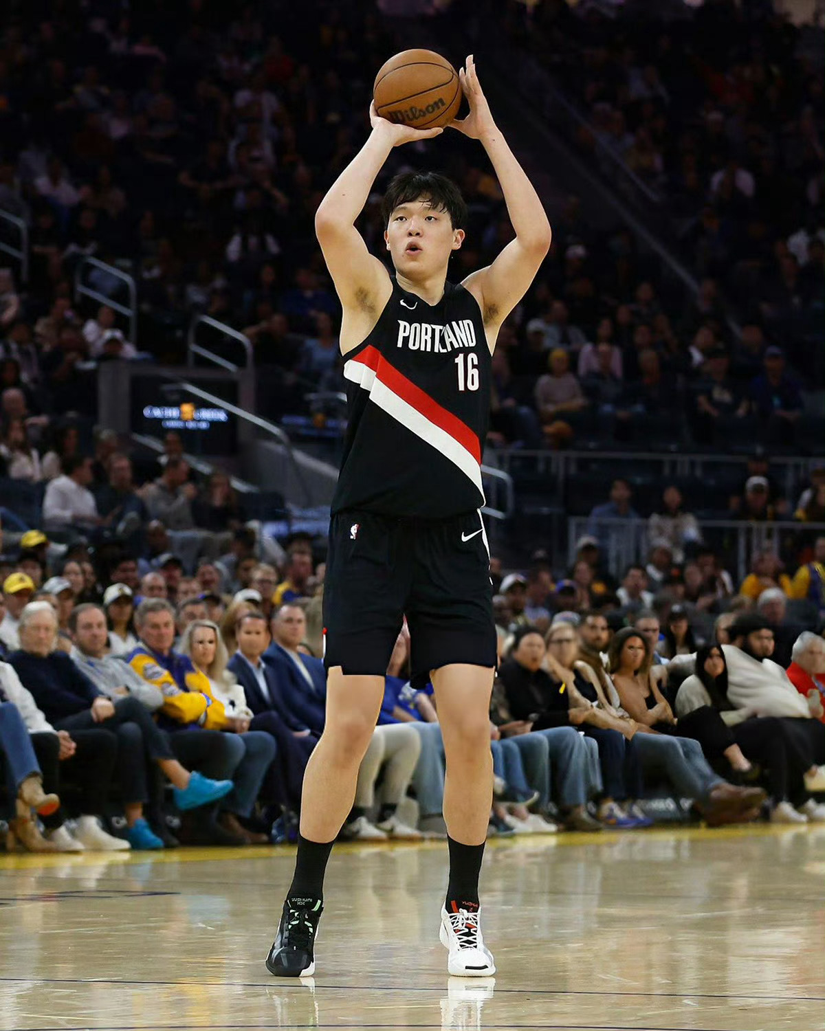 杨瀚森季前赛首秀nba 加油小杨！还需要一点时间适应！鸳鸯球鞋很骚[doge] 