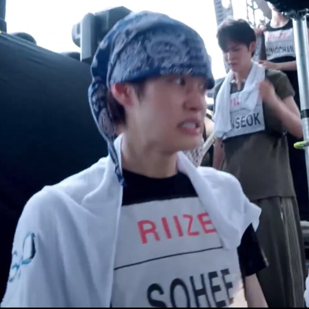 我家小鸭子彩排完要被热死了（呲牙咧嘴）😬  专栏 · 炤咪截图📸